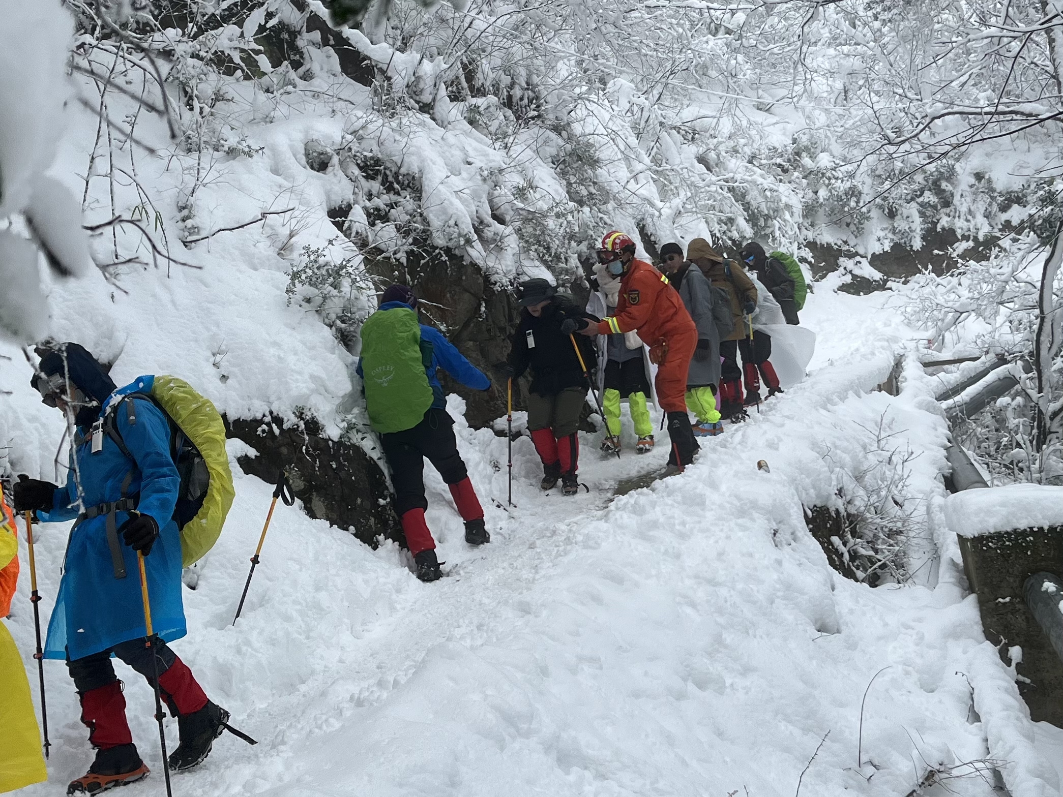 云南德钦40多名游客因雪被困雨崩景区 消