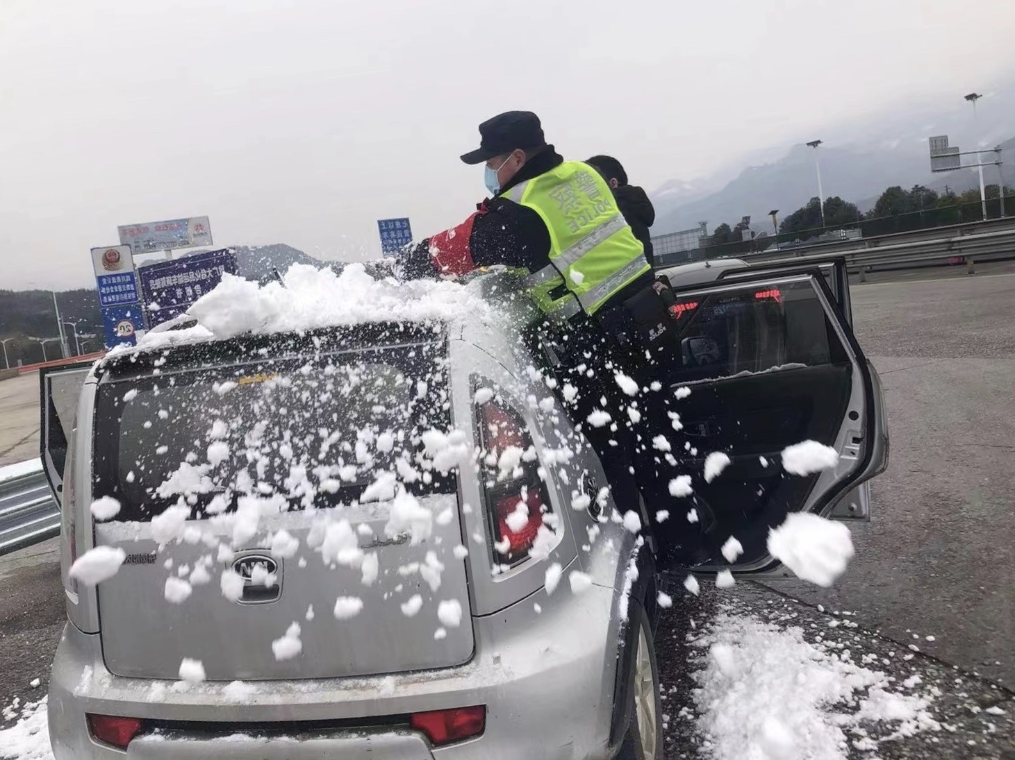 四川高速警方在服务区拦下数百名“车顶雪人
