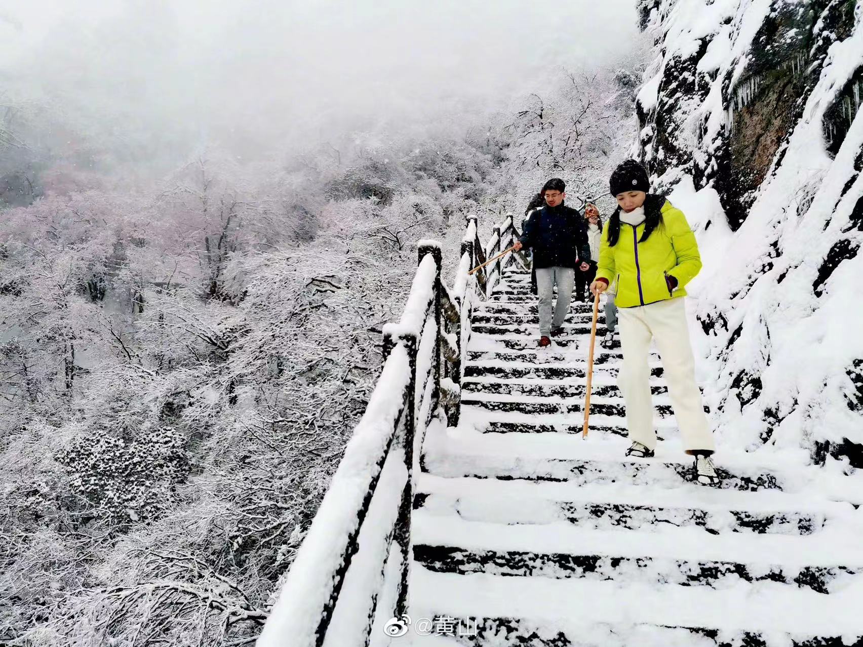 黄山连续雨雪造成峰顶积雪11厘米 景区照