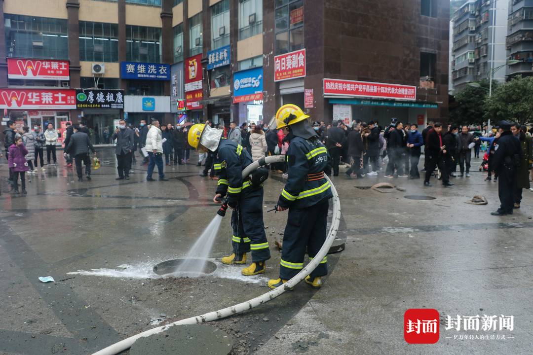 一名10岁男孩将鞭炮扔进下水道 炸毁了5