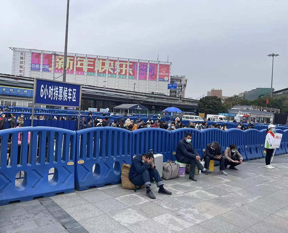 广州火车站春运高峰直攻第一天:站外广场不