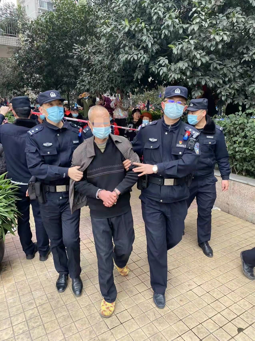 一名4岁男童被酒瓶砸进ICU 警方:该男