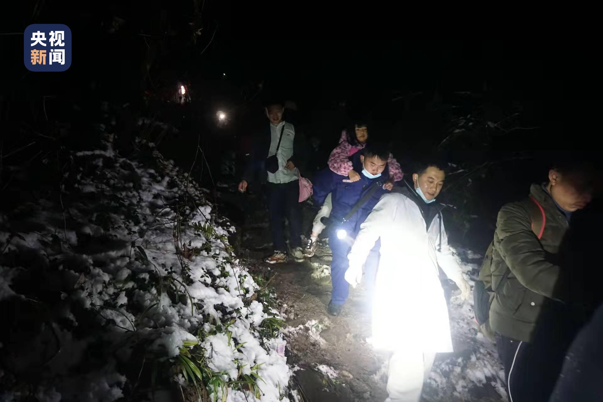 四川5名“驴友”元旦游玩被困深山，消防员