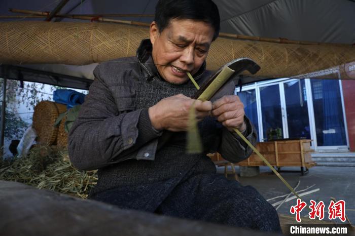 浙江一竹编艺人与竹条打交道50年，曾受邀