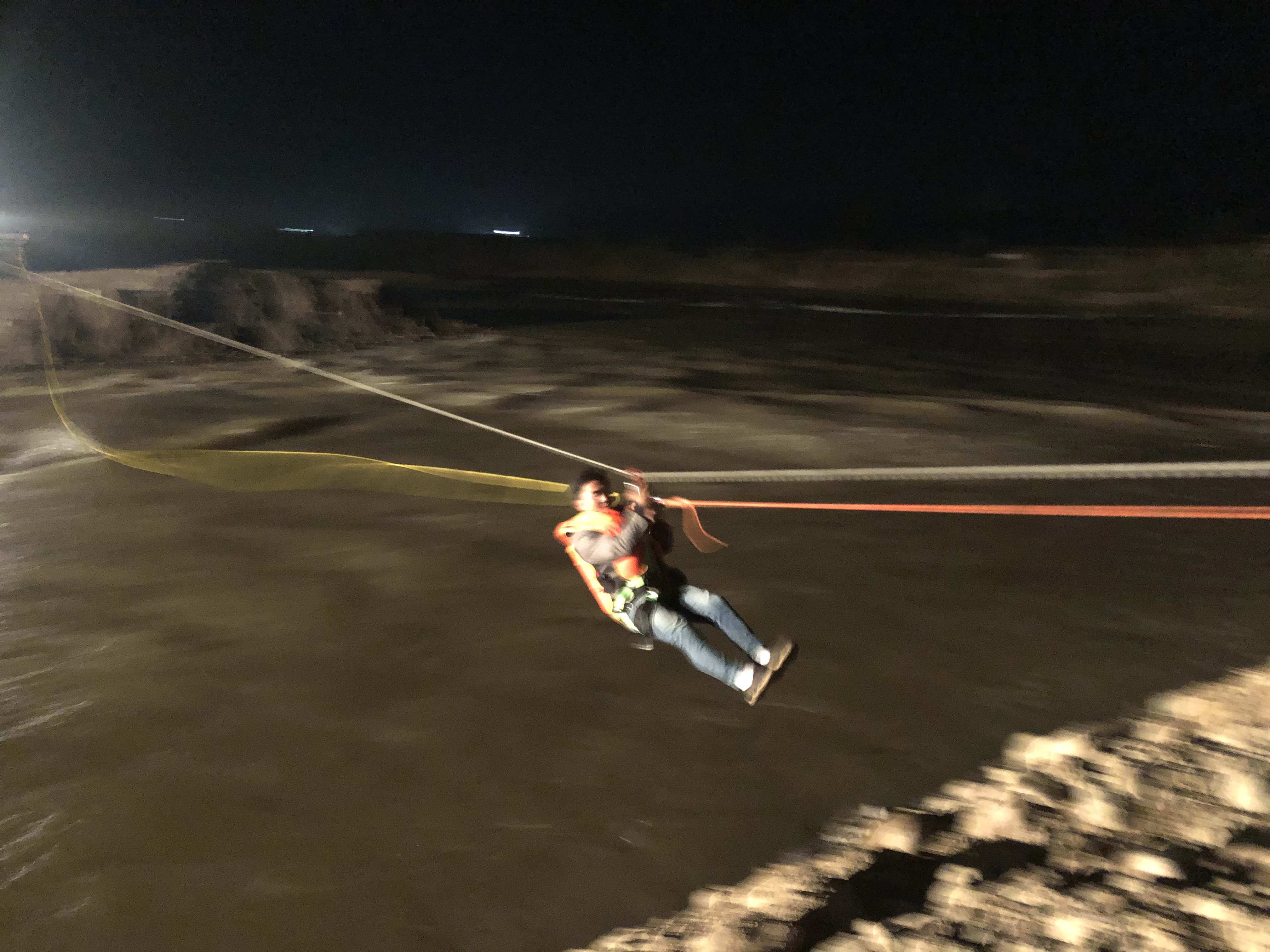 攀枝花9名工人夜间被困孤岛:河水不断上涨