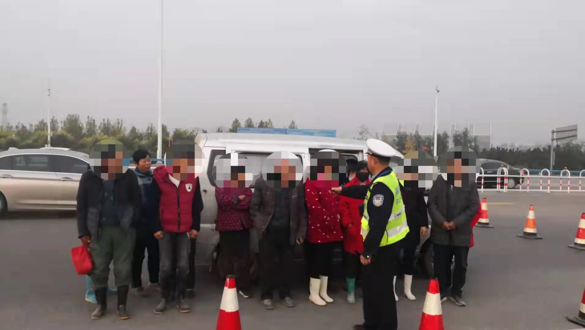 面包车载了8人却“塞”了17人 被高速交