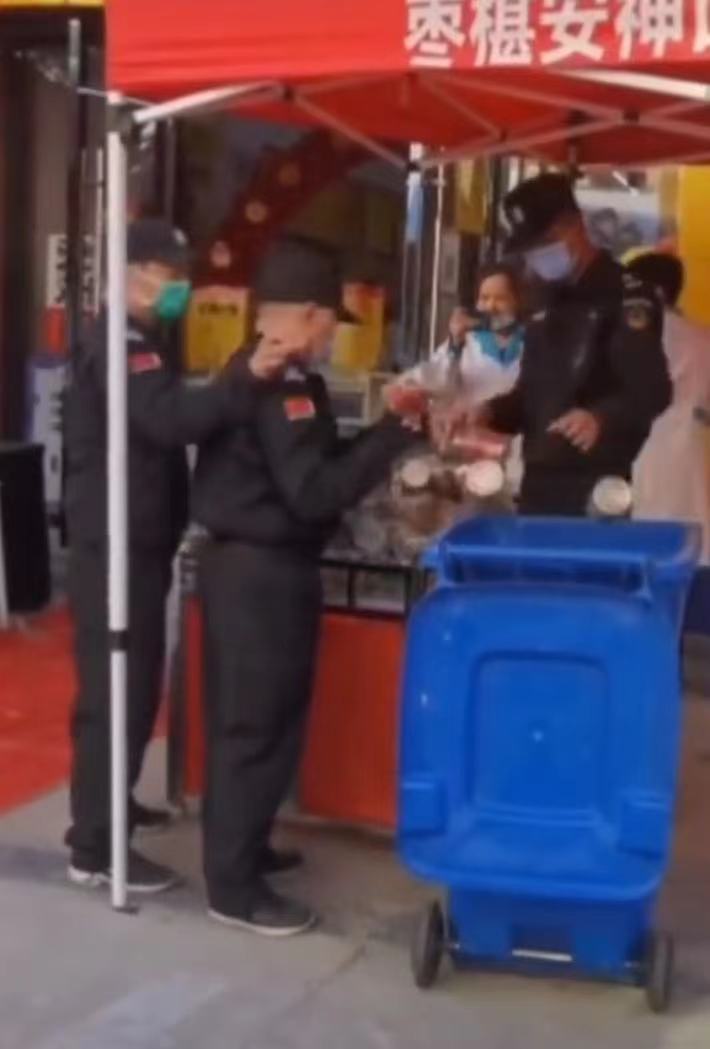 莆田某药店门前放药被城管粗暴扔进垃圾桶？