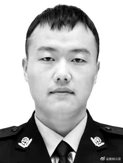 德阳一辅警因抢救一名跳江自杀女孩体力不支