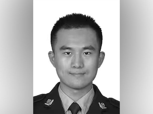 重庆一名警察护送嫌疑人辨认现场时发生车祸