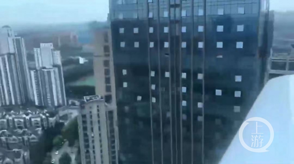 一架小型飞机超低空穿越成都某高层建筑 四