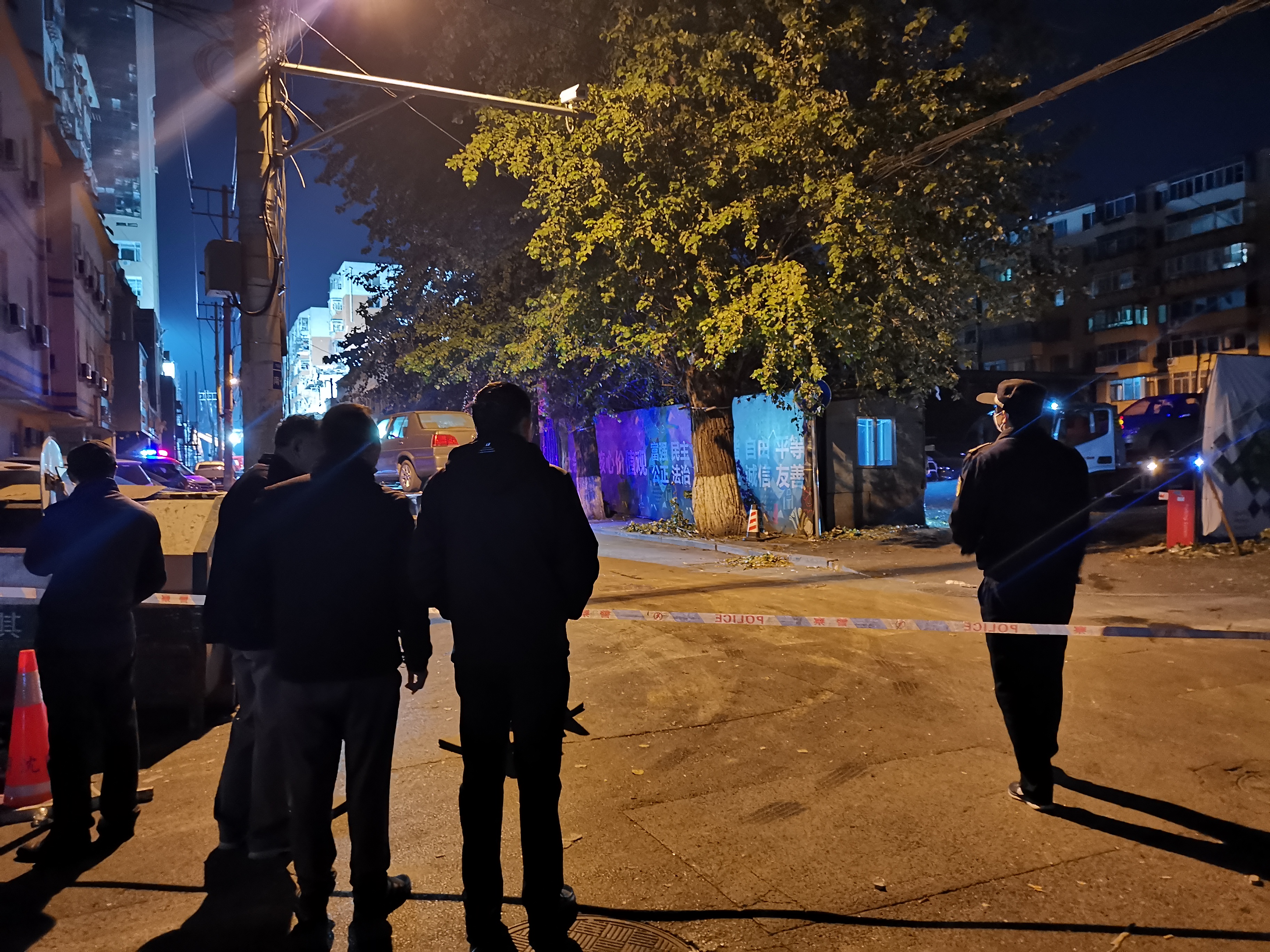 沈阳爆燃现场:数百人搬迁至安置酒店 燃气