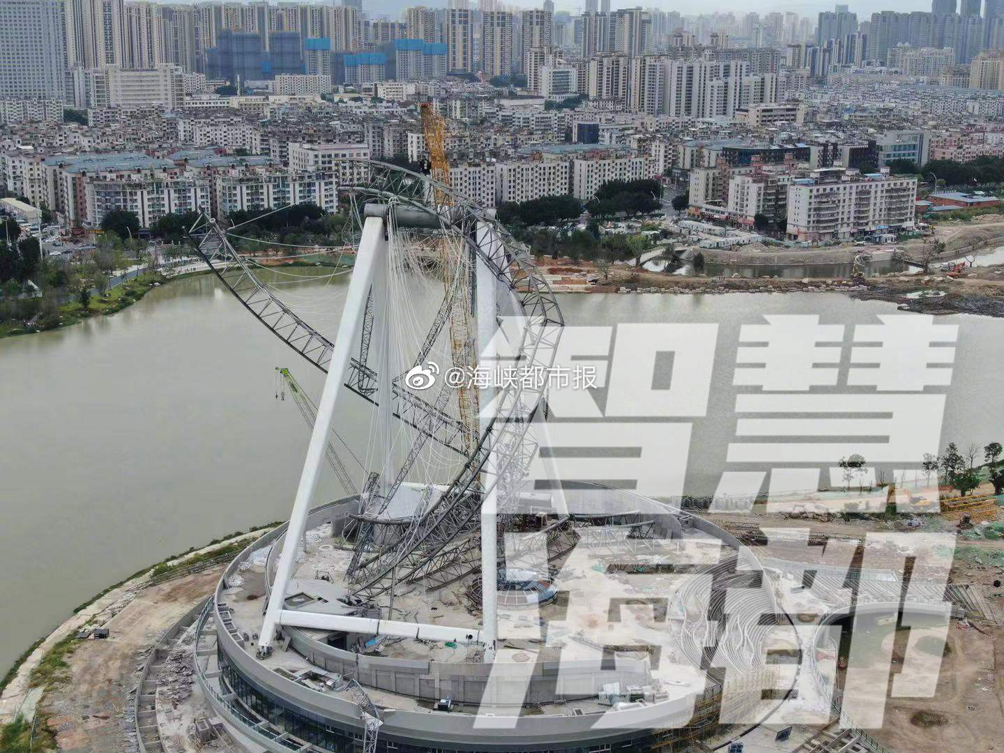 媒体:福州一在建摩天轮坍塌 人员伤亡情况