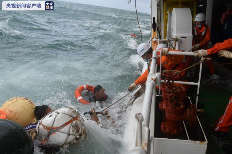 东海海域一艘渔船昨夜沉没，2人获救11人