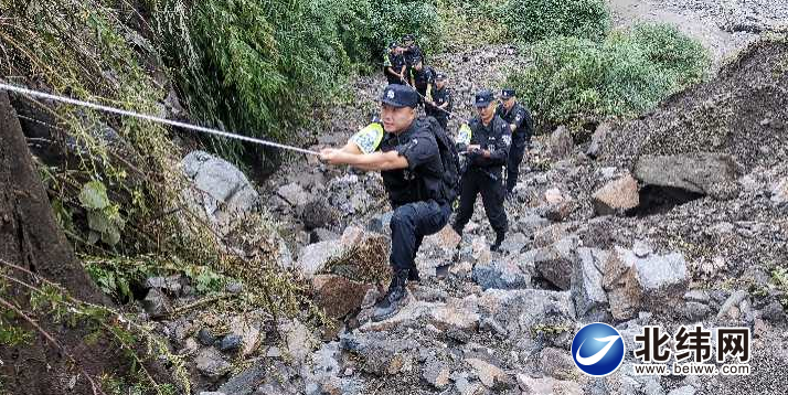 四川省雅安市:多个县区遭遇突发性强降雨 