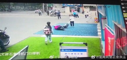 成都老人摸瓷中学生？民警:无意中踩到了学