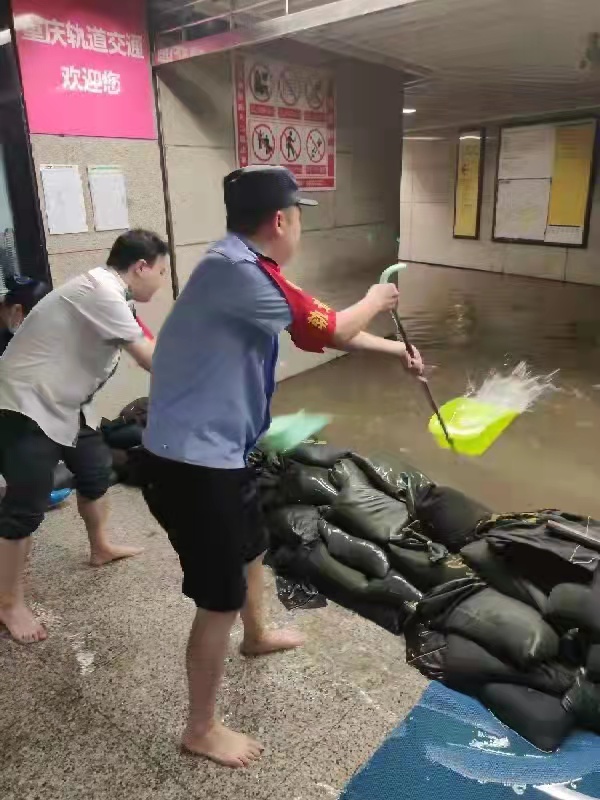重庆地铁沙坪坝站因雨水入侵暂时关闭 现已