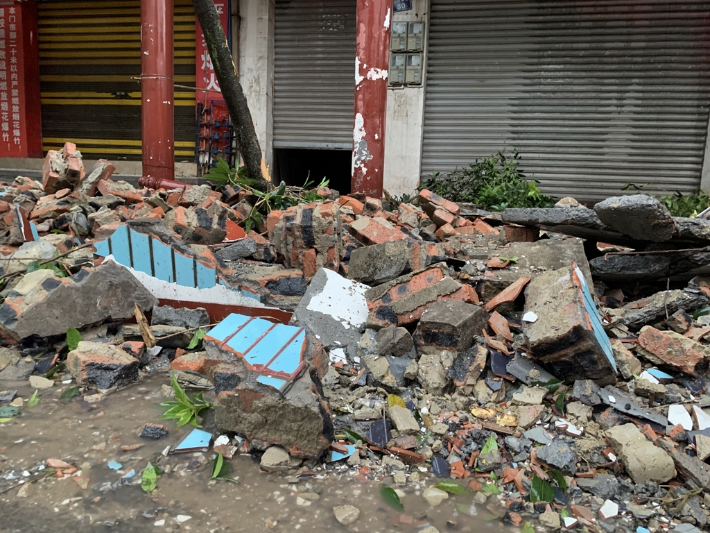 四川卢希安6级地震:泸州市公安局组织40