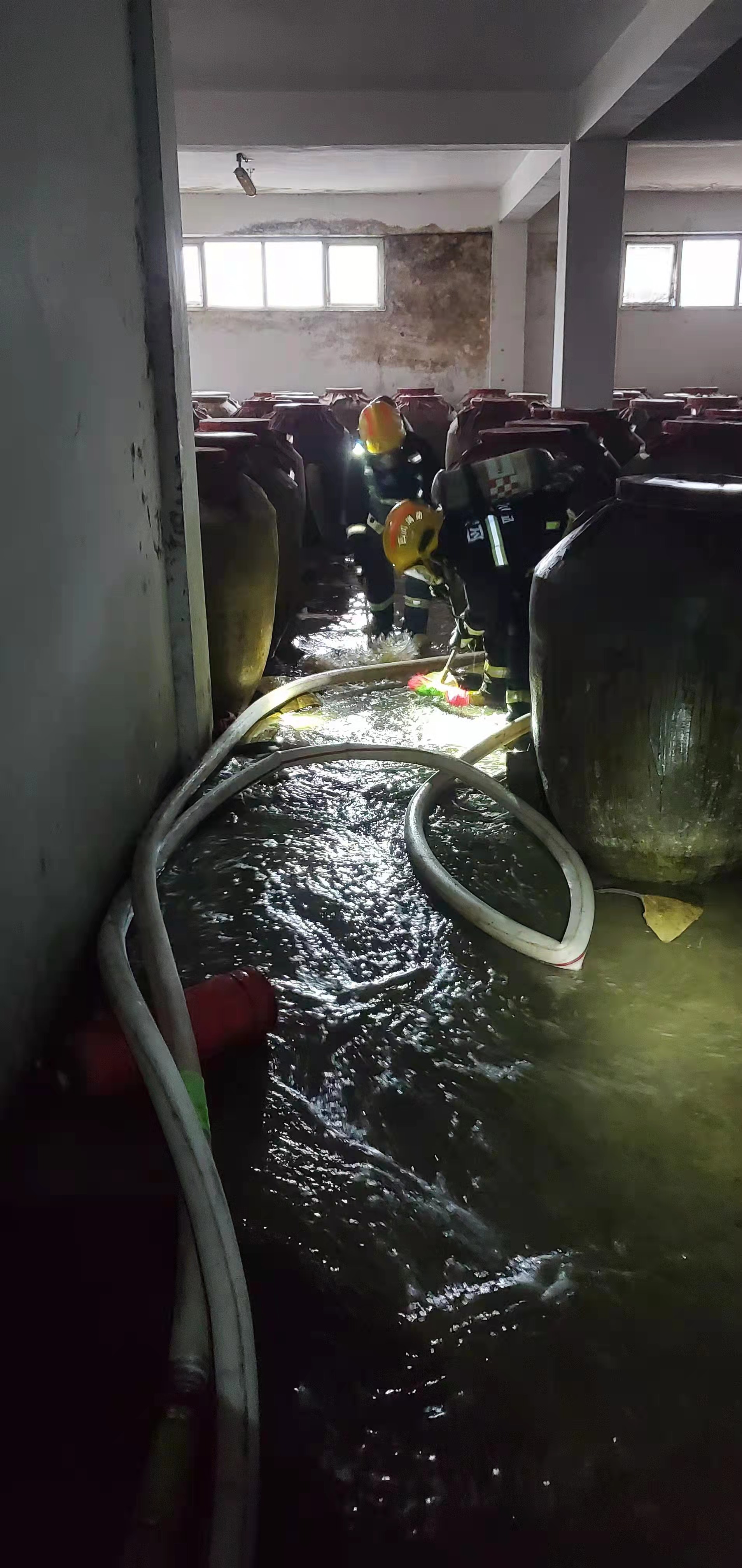 地震造成泸州陈年窖酒业170多个储酒罐破