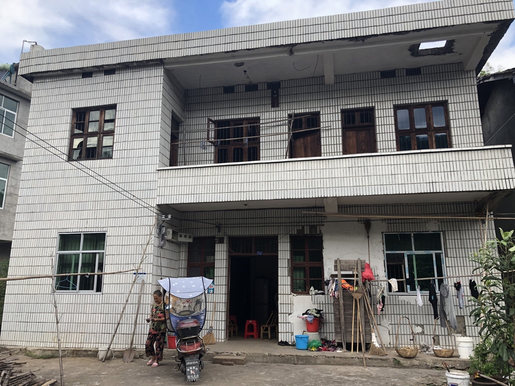 行李箱尸案受害女孩:辍学打工 事发当天亲