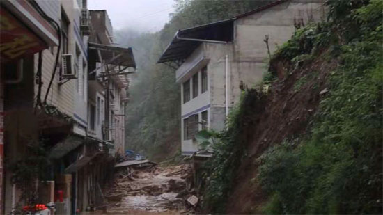 四川达州大竹镇暴雨引发滑坡:中小学停课 