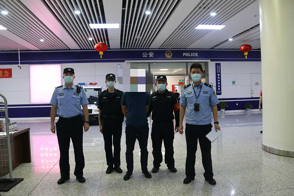 深圳一男子在高铁站用手机偷拍空姐裙子 被