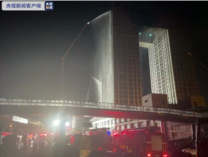 辽宁大连金普新区起火大厦明火已扑灭，无人