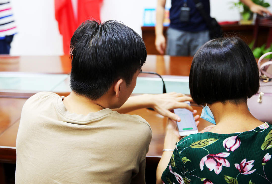夫妇摆地摊时2岁儿子走失，两地警方助离散