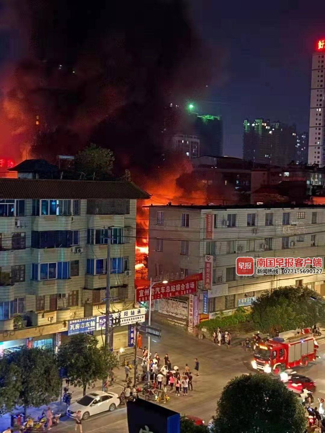 广西河池一电动车市场深夜突发大火，70余