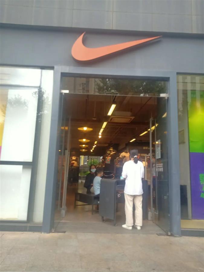 昆明耐克店回应9岁男孩疑遭歧视：涉事女员