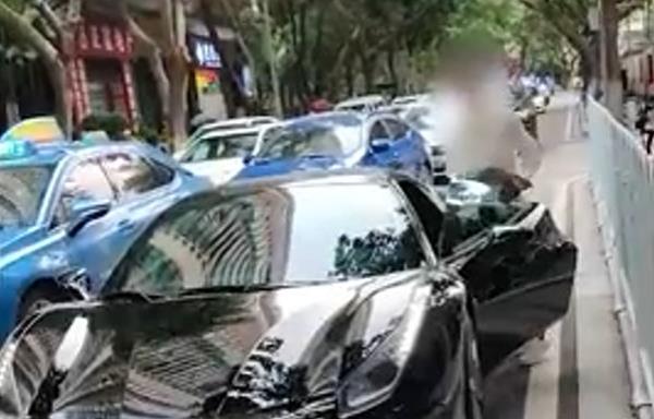 女子驾法拉利追尾后威胁“要你命”，警方：