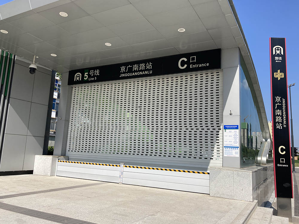 郑州将再遇暴雨：隧道口备路障、地铁口装挡