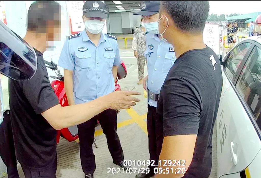 不戴口罩硬闯市场还殴打防疫工作人员，泰州