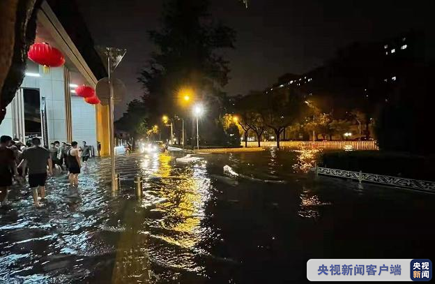 强降雨导致北京五处道路积水断路，排水集团