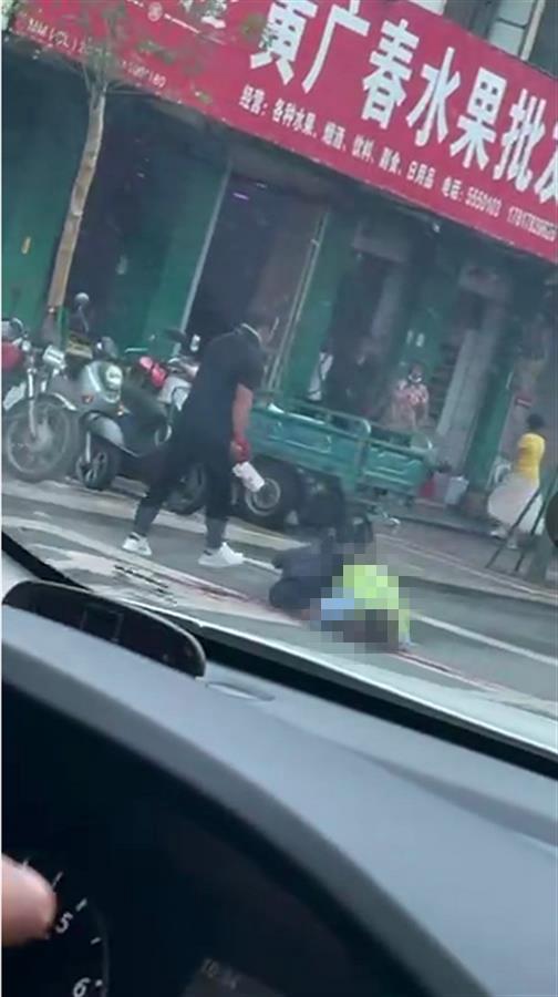广东茂名一交警执法时遭司机砍伤，警方正追