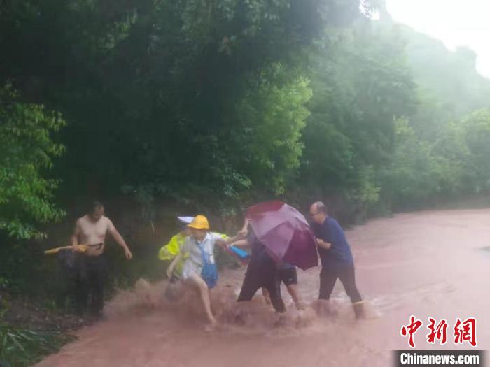 四川大竹遭遇“最强降雨”有人求助称亲属被