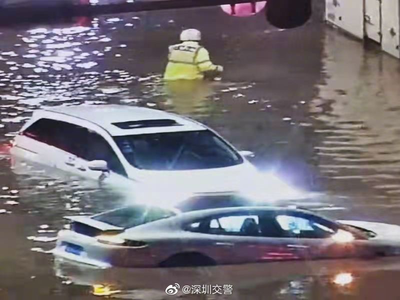 深圳罗湖暴雨高架桥下6台车被淹，深圳交警