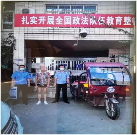自行车停放人行道并殴打防疫人员，四川一女