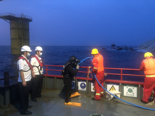 惠州海域一施工平台倾斜4人仍失联，潜水员
