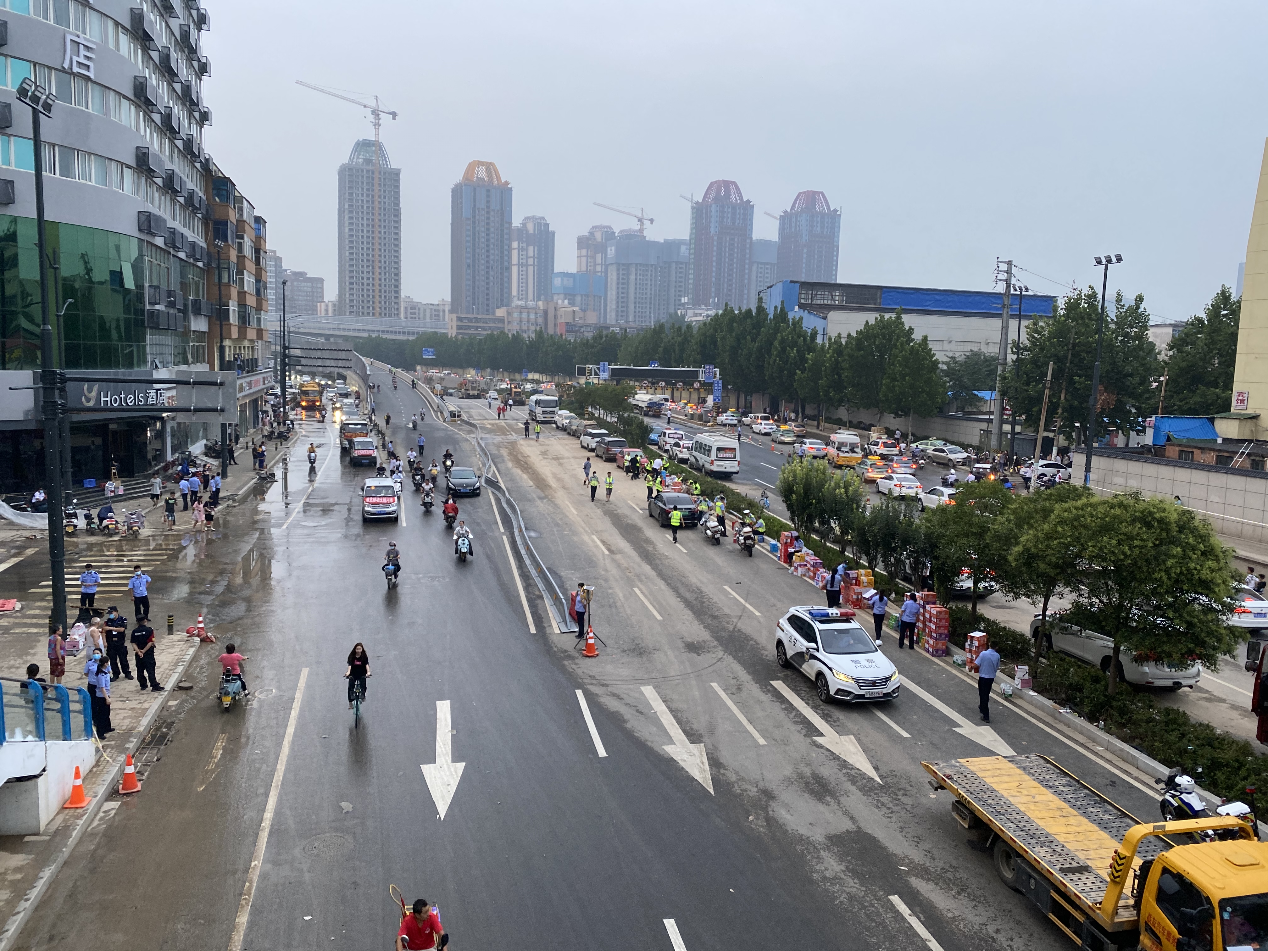 郑州京广北路隧道救援进展：有遗体被找到，
