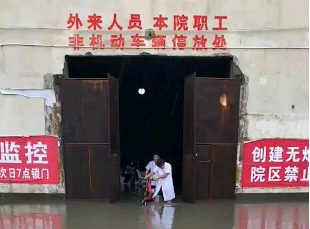 河南新乡辉县市民：物资缺乏救援力量不足，