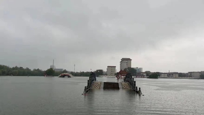 河南新乡卫辉市抗洪：4座水库溢流，当地应