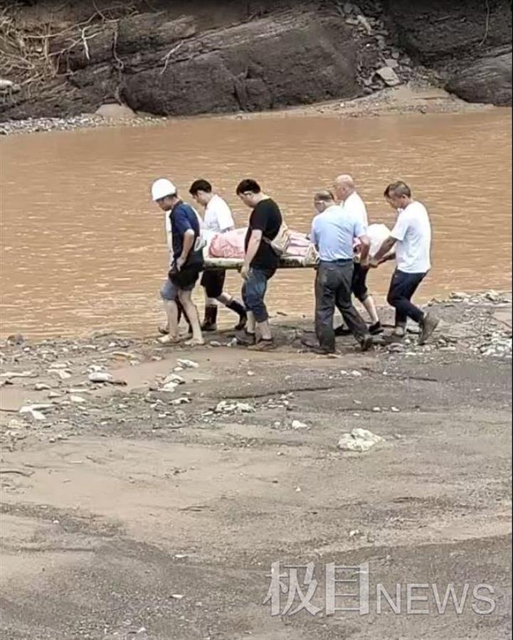 4个月大女婴被困废墟一天一夜获救，母亲被