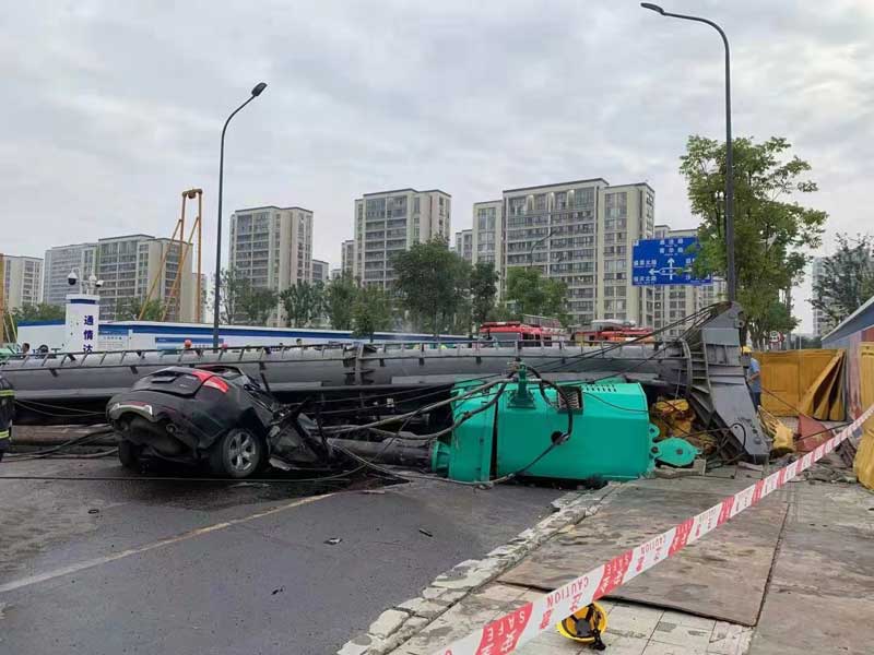 浙江宁波一个建筑工地 打桩机倒塌:一辆汽