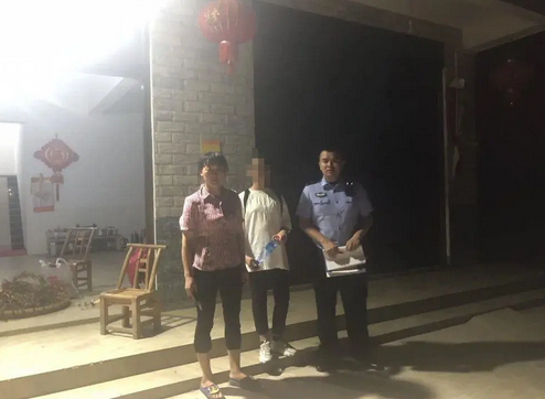 湖南一女学生坐公交车补课4小时:途中睡着