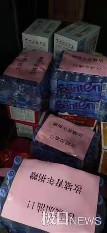 湖南民房倒塌仍有2人被困，热心市民自发给