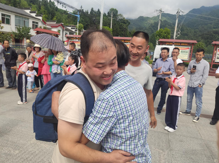 男子将5岁孩子托付本村老人照看后被拐，3