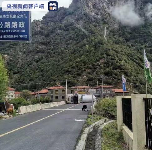 G248线康定段因四川某天然气罐车翻车中