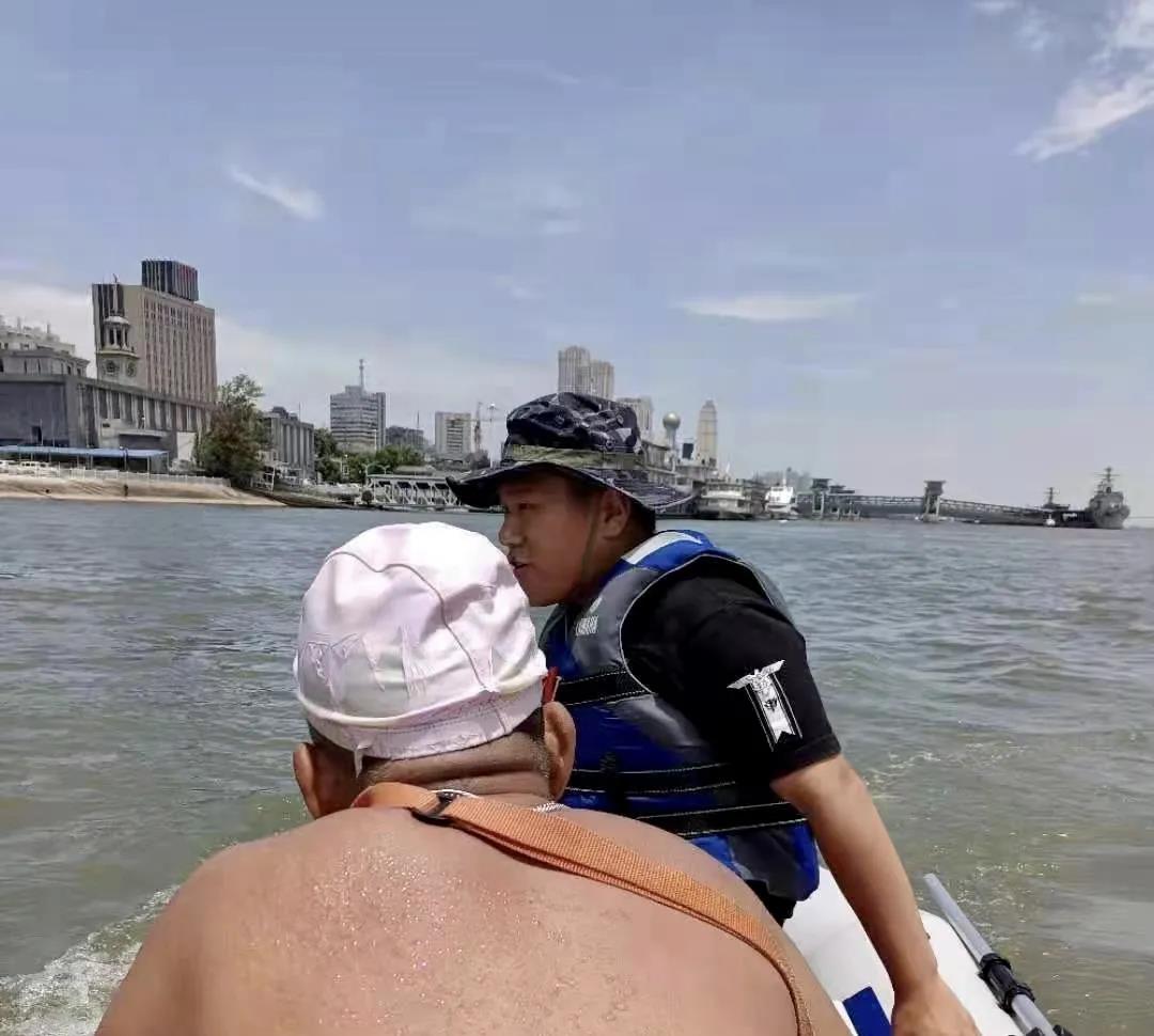 武汉一江游泳爱好者突然遭遇旋涡暗流 军校