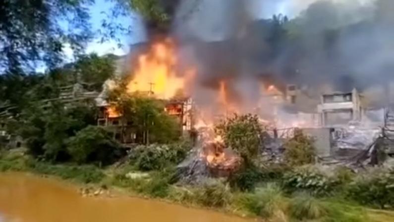 重庆江津区中山古镇发生火灾 现场人员有序