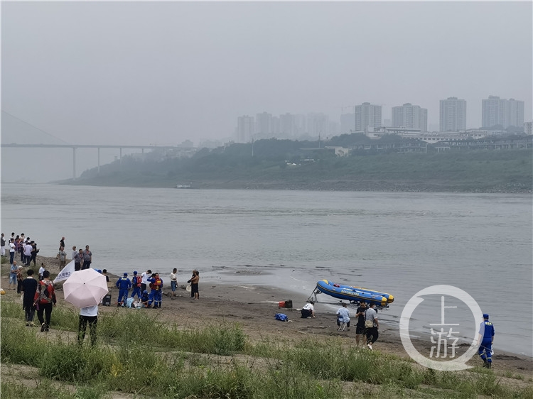 重庆35岁体育老师跳河救人 孩子在岸上目